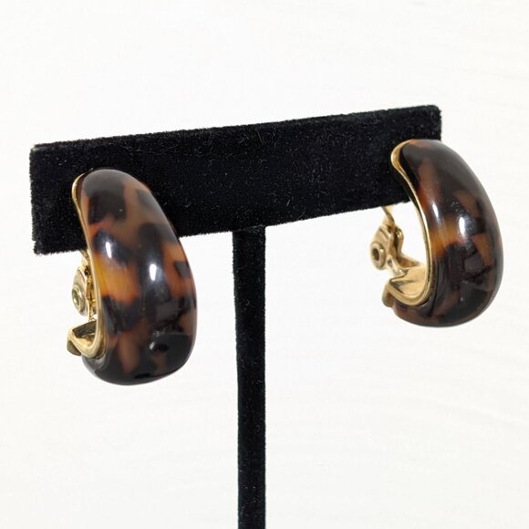 Monet Brown Faux Tortoise Hoop Huggie Drop Clip On Earrings Gold Tone - Picture 1 of 8